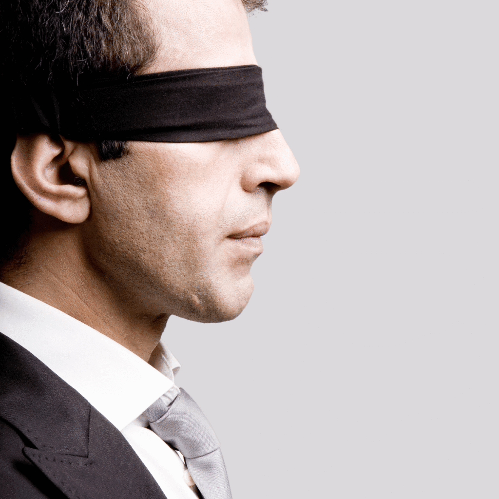 Empresario de perfil con los ojos vendados, simbolizando dirigir un negocio a ciegas